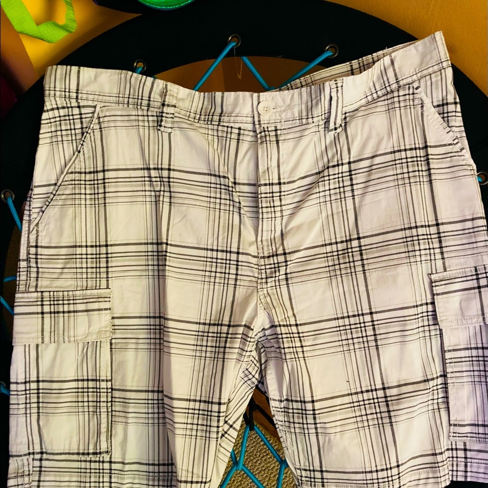 Mens white/grey cargo shorts. Size 42